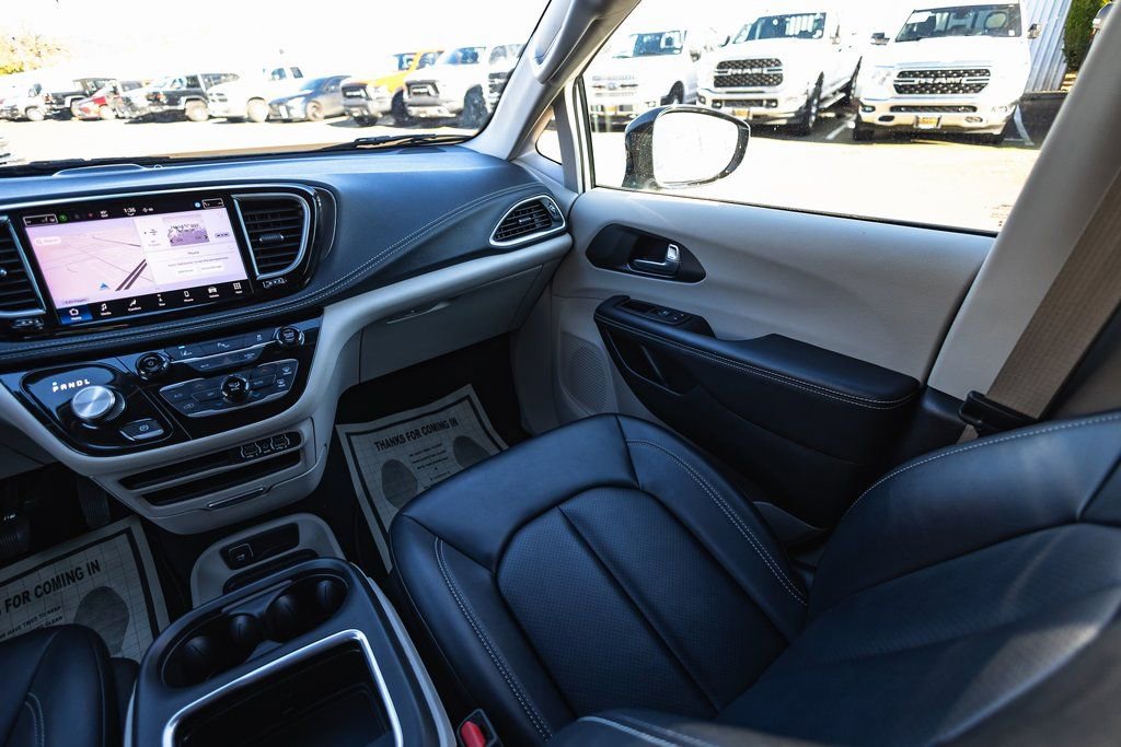 Used 2024 Chrysler Pacifica Select image 23