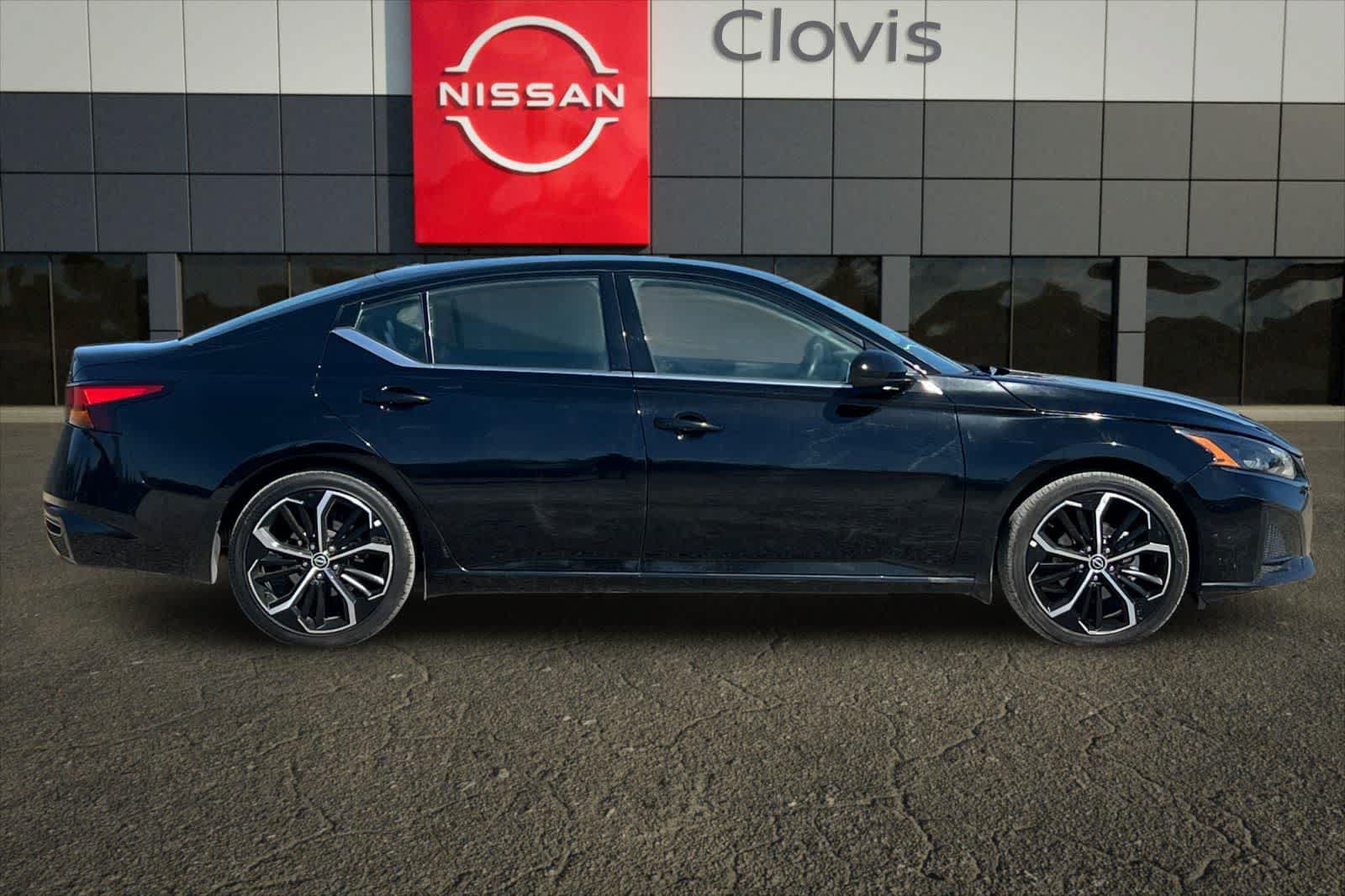 Used 2024 Nissan Altima 2.5 SR FWD image 9