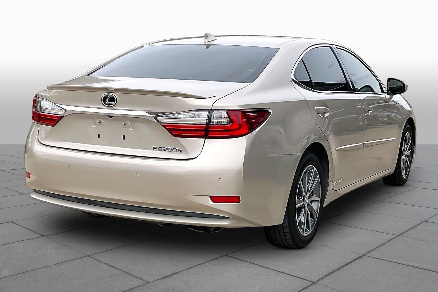 Used 2016 Lexus ES 300h w/ Luxury Package w/Wood Trim FWD image 12