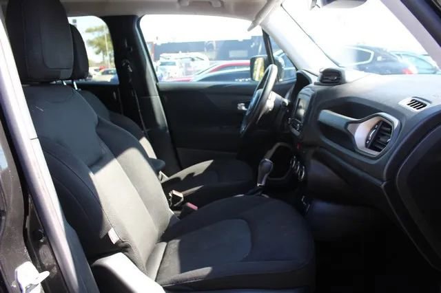 Used 2015 Jeep Renegade Latitude w/ Popular Equipment Group FWD image 19