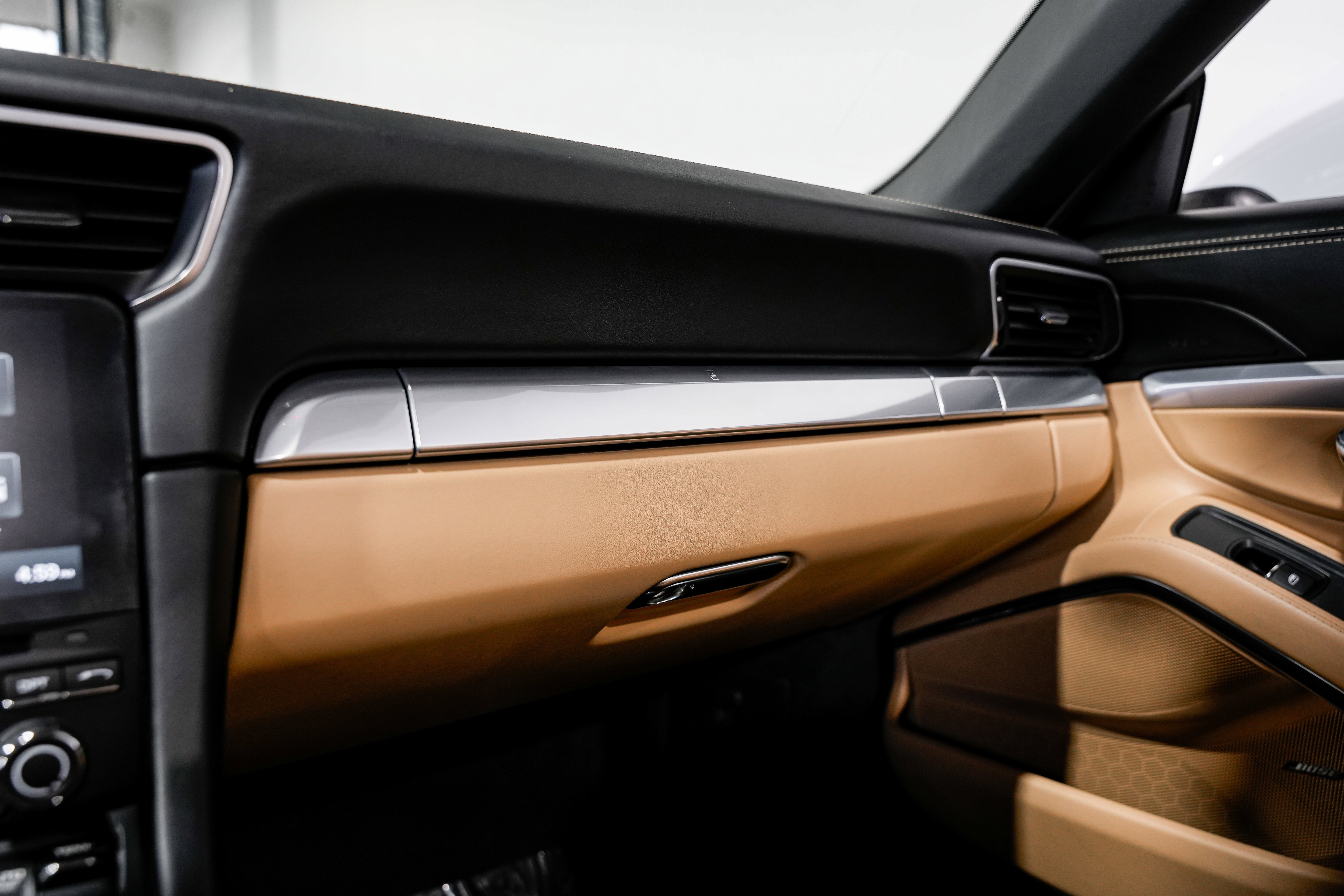 Used 2018 Porsche 911 Turbo image 17