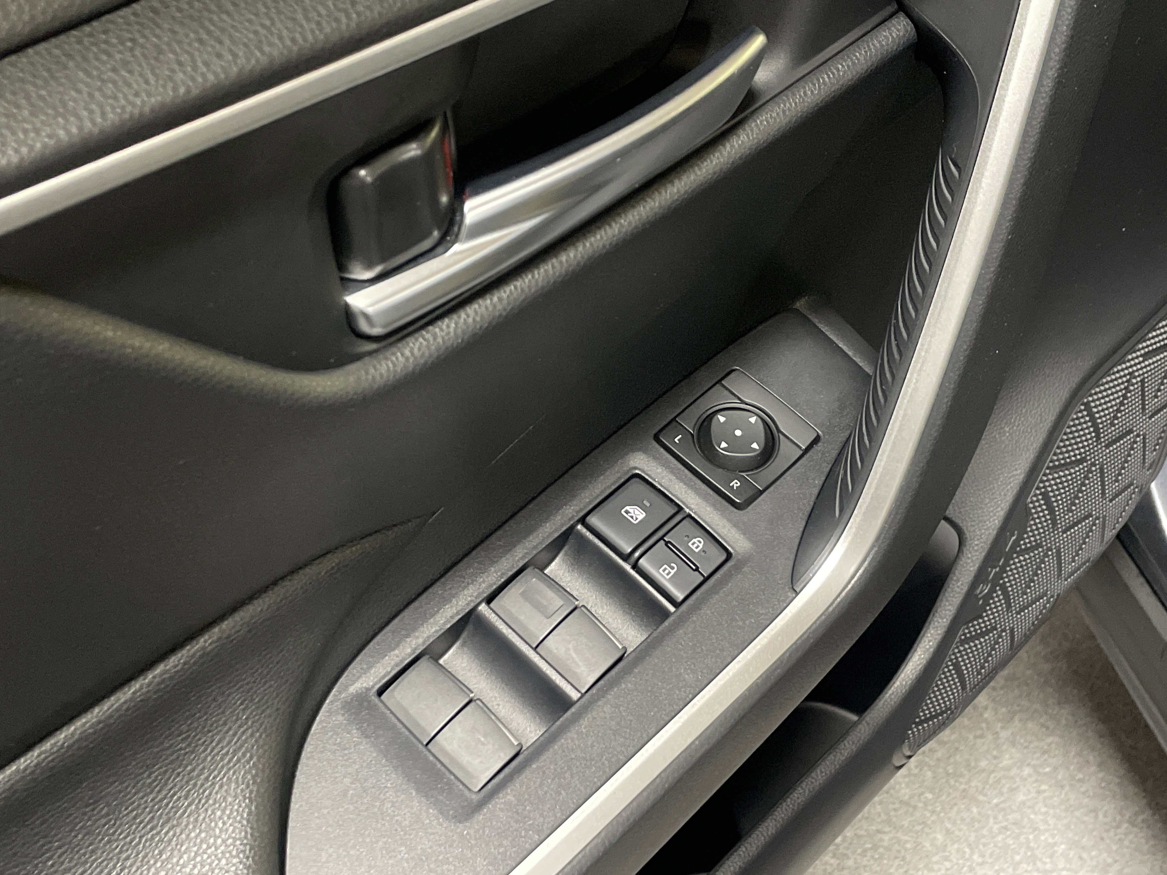 Used 2025 Toyota RAV4 XLE image 15