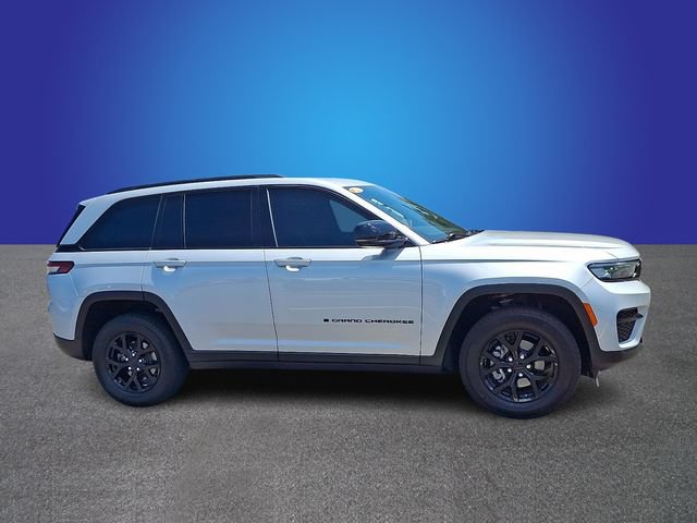Used 2024 Jeep Grand Cherokee Altitude RWD image 4