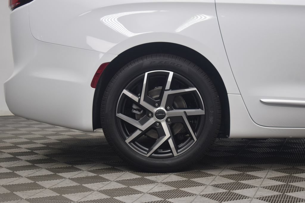 New 2027 Chrysler Pacifica Pinnacle FWD image 8