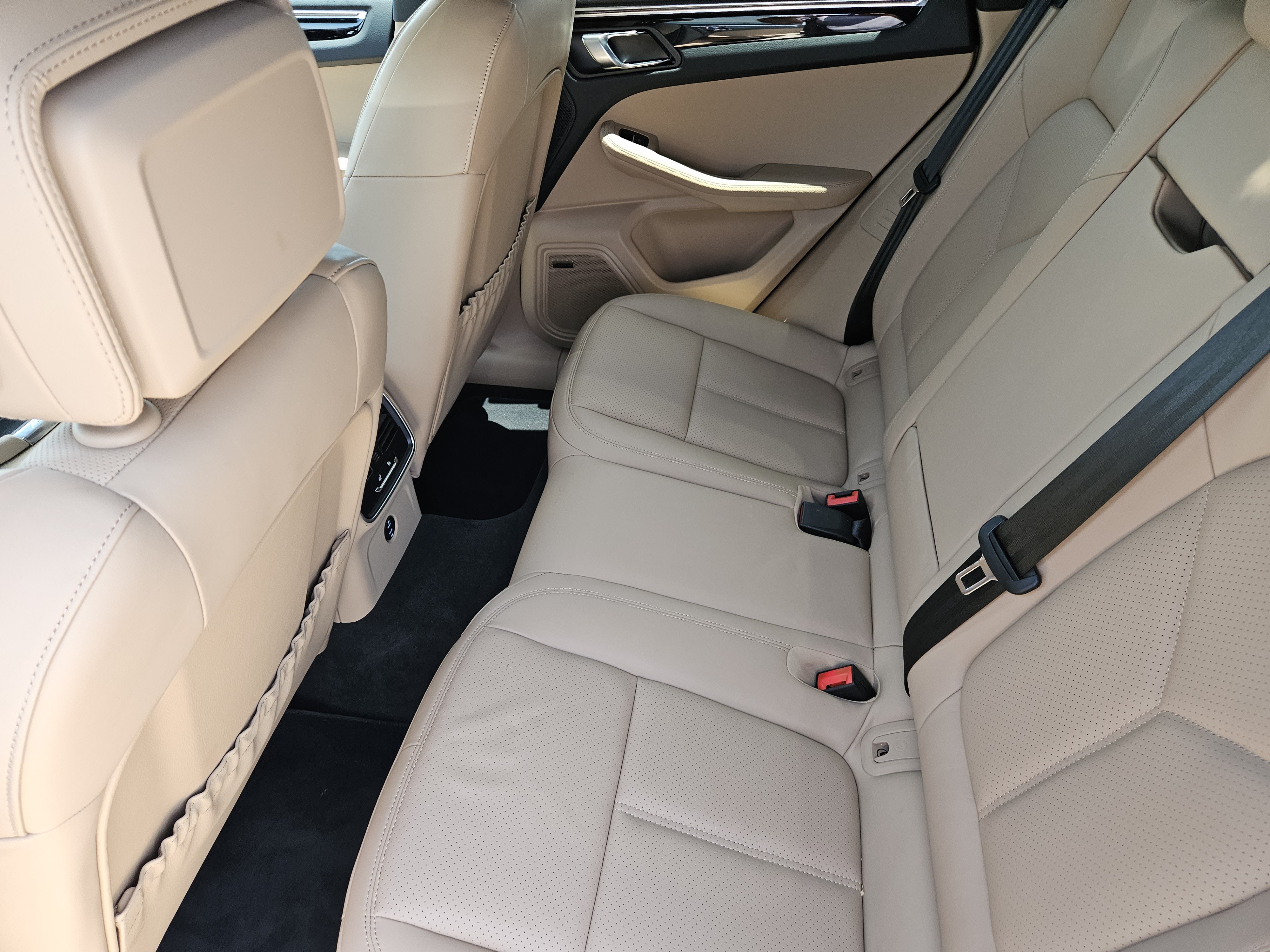 Certified 2026 Porsche Macan AWD/4WD image 28