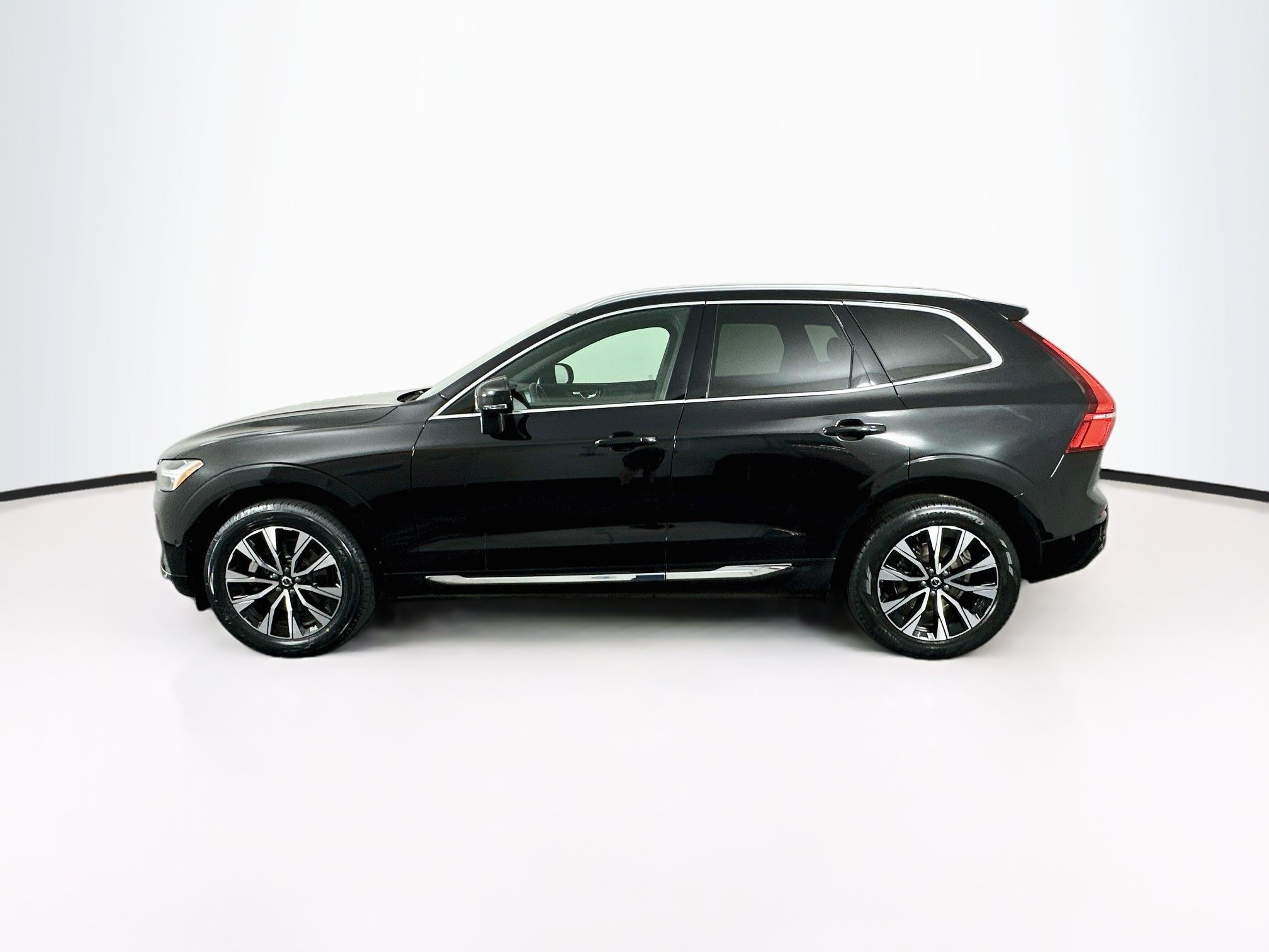 Used 2023 Volvo XC60 B5 Plus FWD image 4