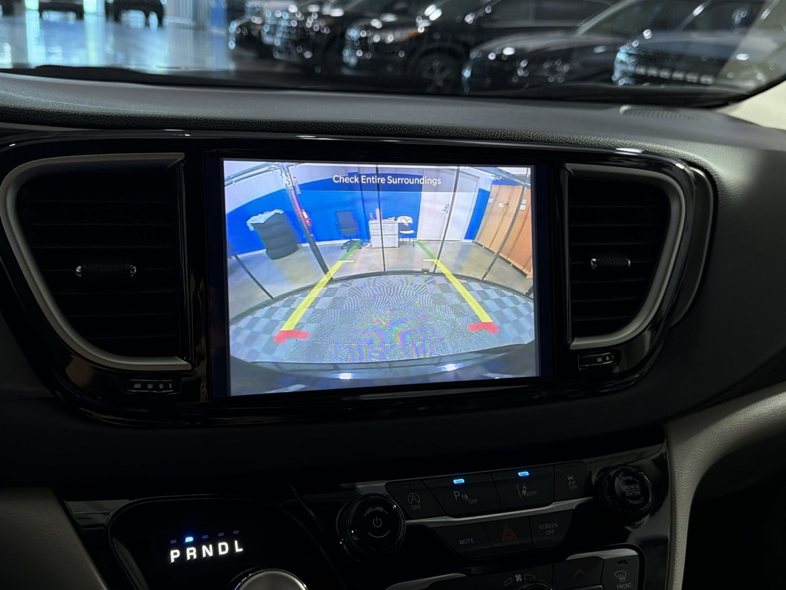 Used 2023 Chrysler Pacifica Touring-L FWD image 31