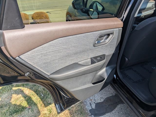 Used 2023 Nissan Rogue SV image 12