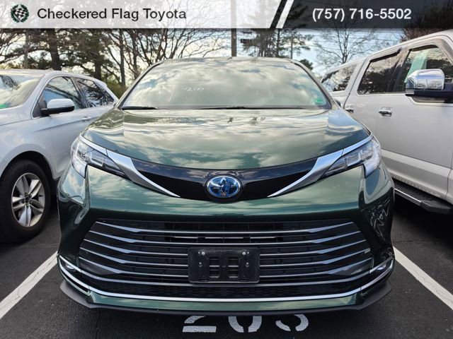Used 2023 Toyota Sienna Limited image 2