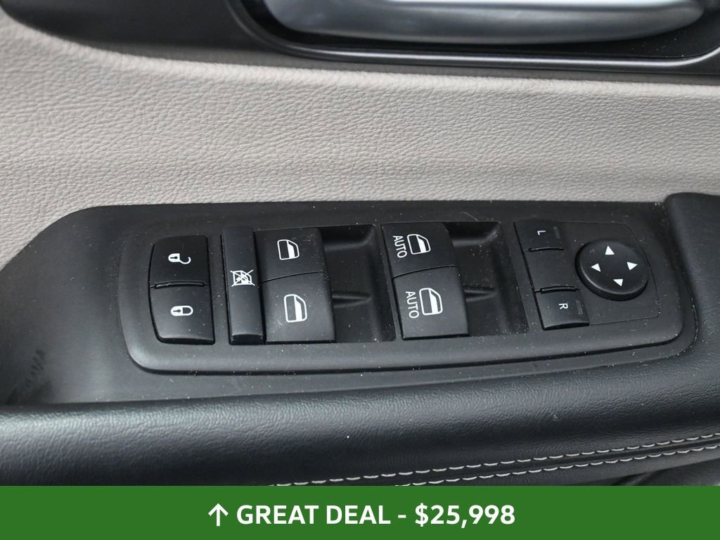 Used 2024 Chrysler Pacifica Touring-L image 27