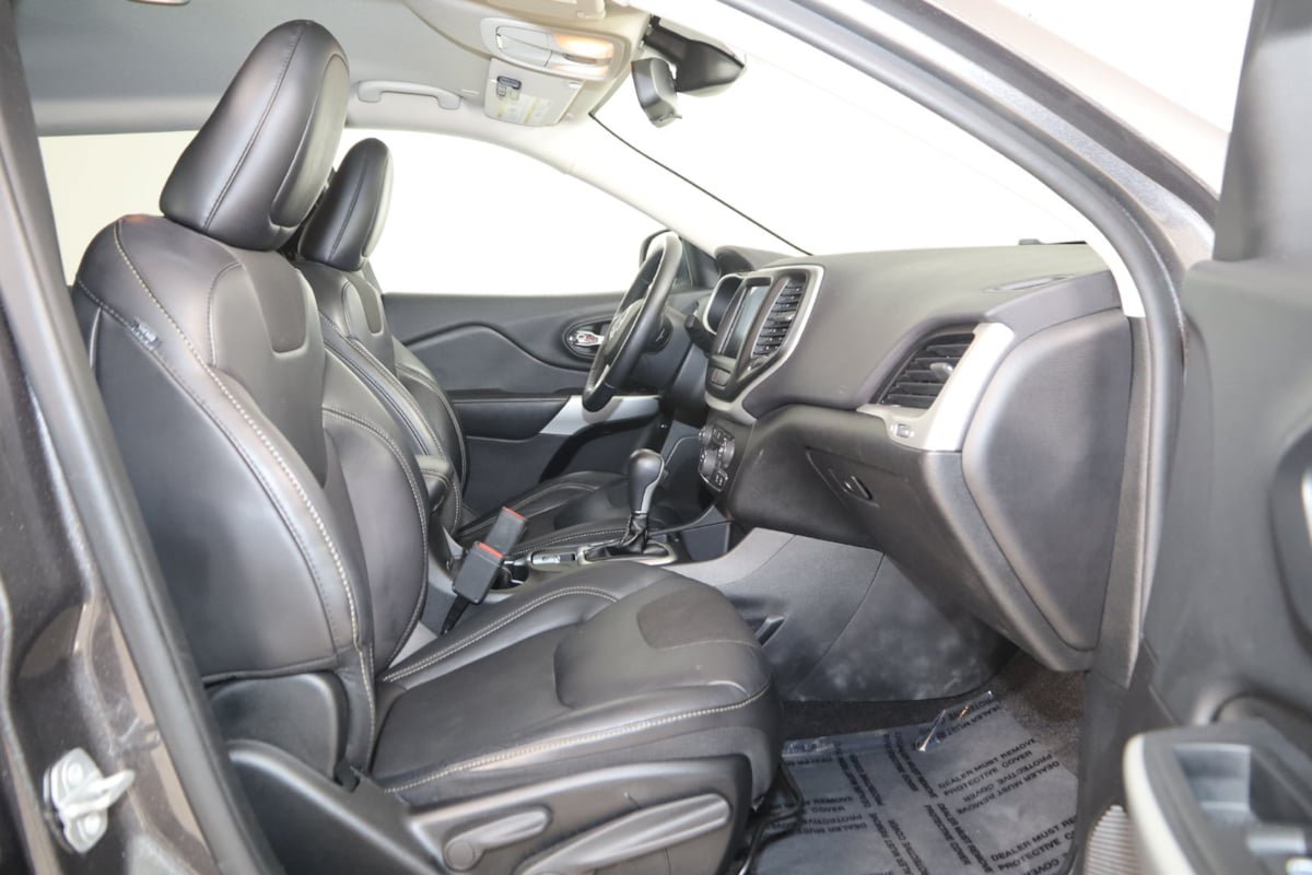 Used 2018 Jeep Cherokee Latitude Plus w/ Cold Weather Group FWD image 11