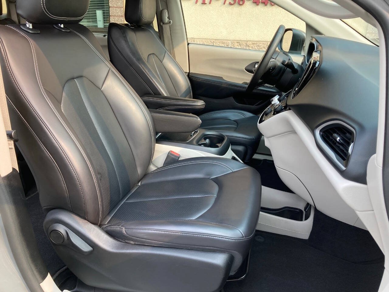 Used 2023 Chrysler Pacifica Touring-L FWD image 10