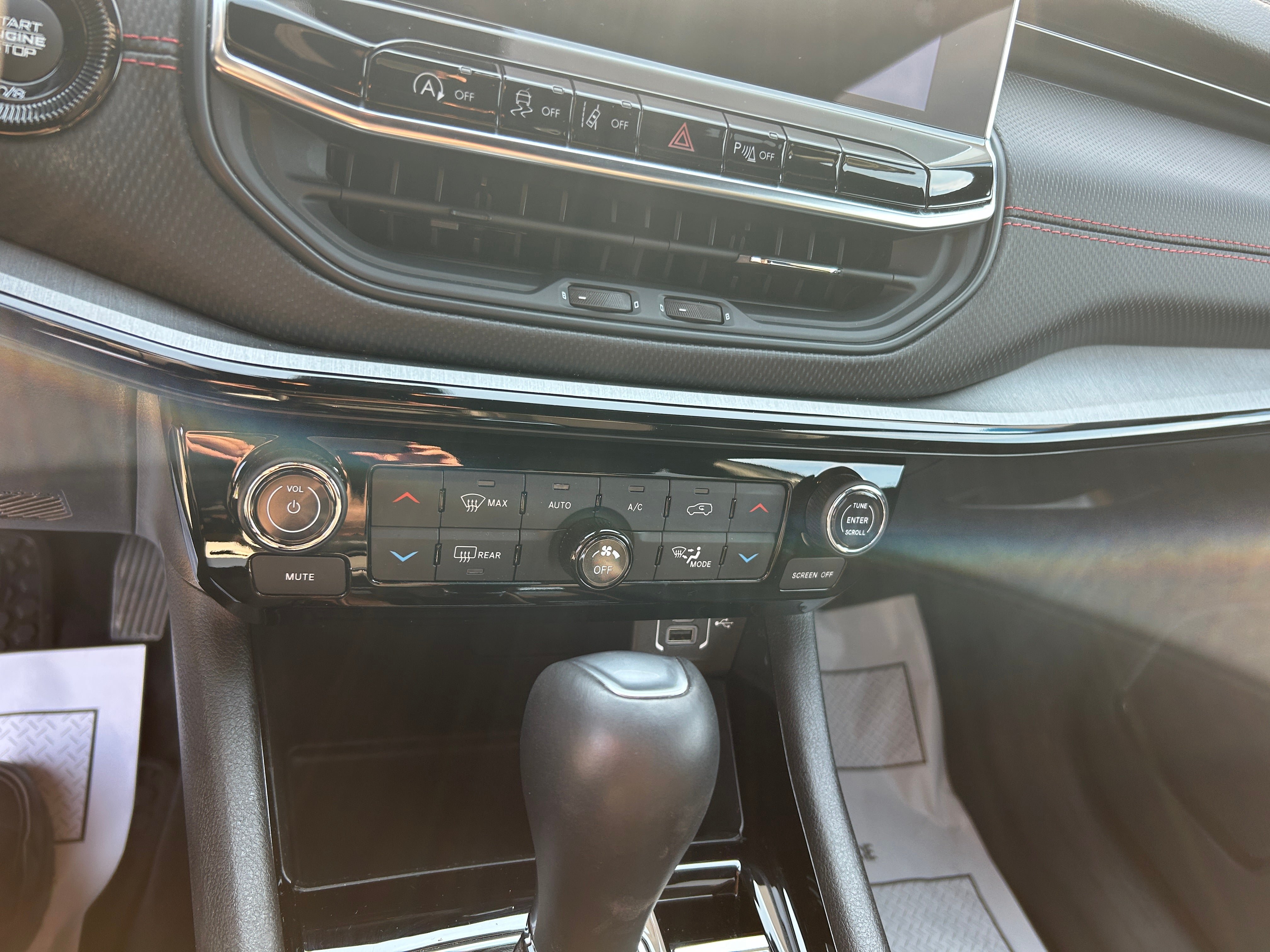 Used 2025 Jeep Compass Trailhawk AWD/4WD image 18
