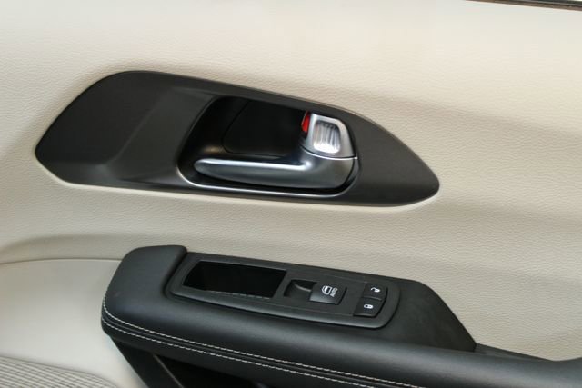 Used 2024 Chrysler Pacifica Touring-L FWD image 9