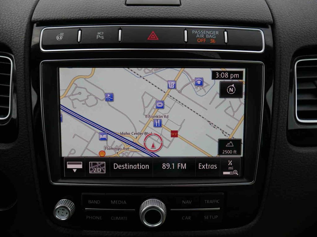 Used 2017 Volkswagen Touareg Sport image 32