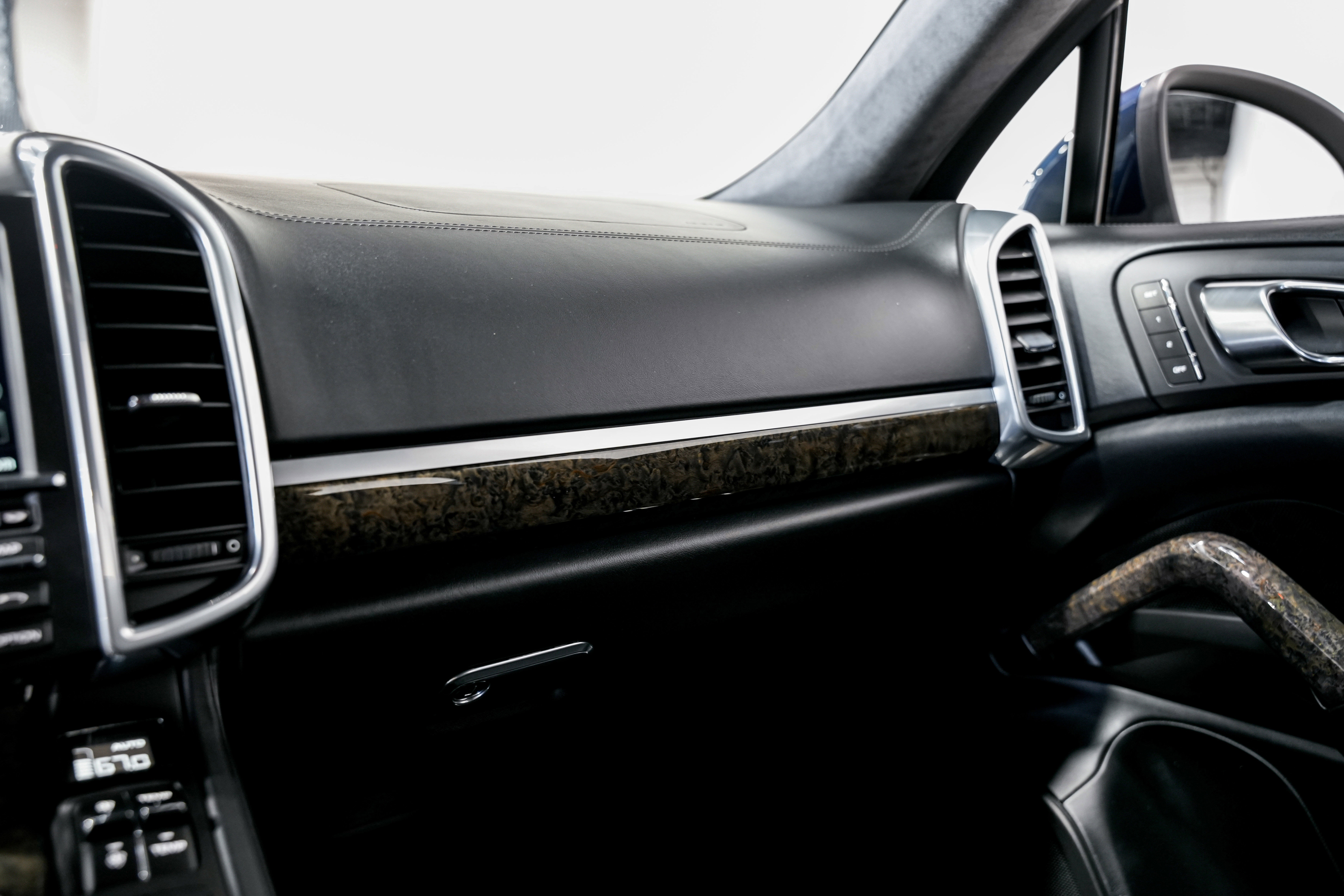Used 2012 Porsche Cayenne Turbo image 15