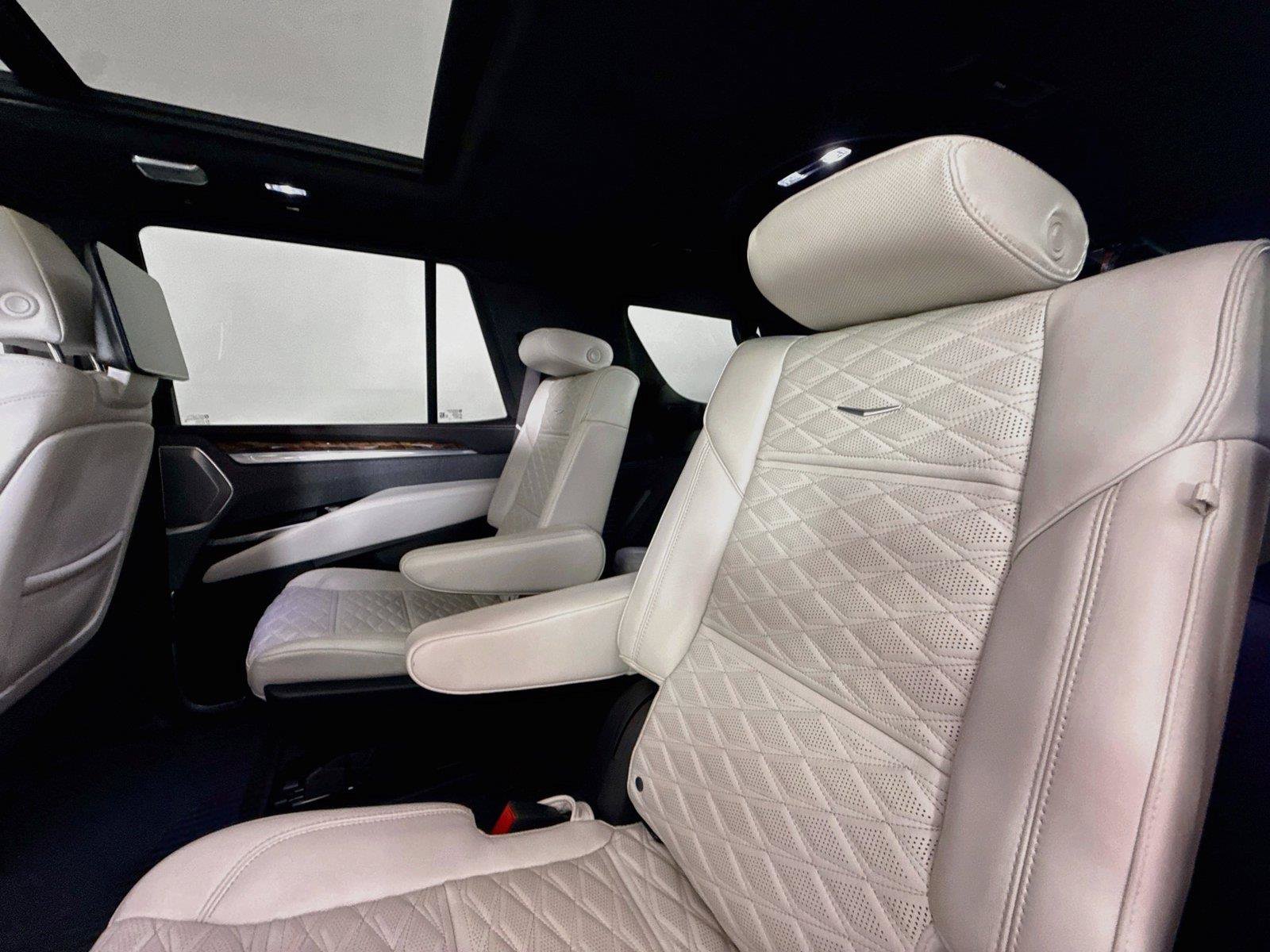 Used 2025 Cadillac Escalade Sport Platinum w/ LPO, ONYX Package AWD/4WD image 32