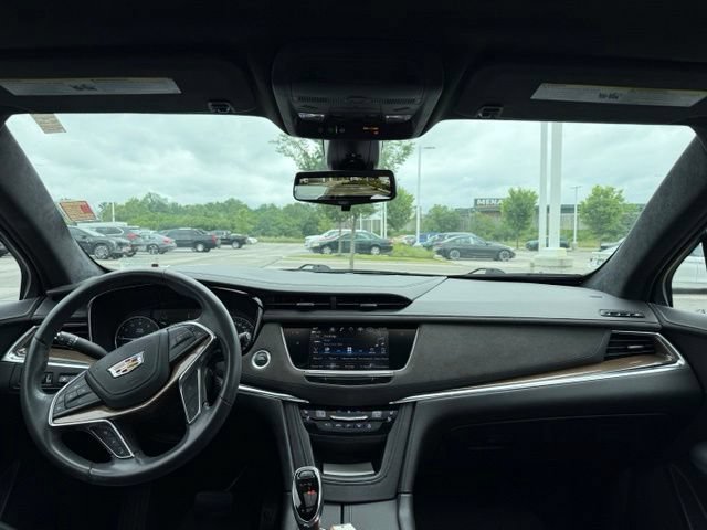 Used 2018 Cadillac XT5 Platinum w/ Driver Assist Package AWD/4WD image 4