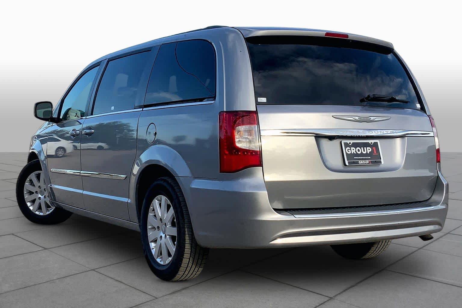 Used 2016 Chrysler Town & Country Touring FWD image 12