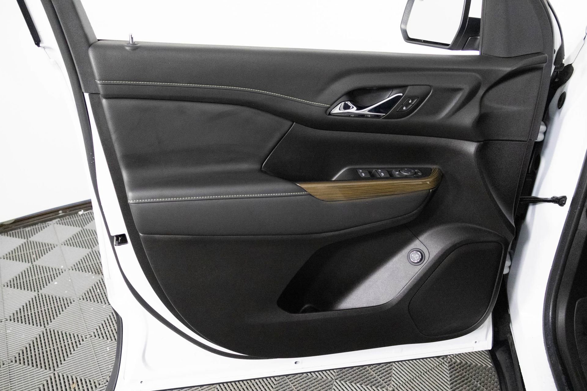 Certified 2023 GMC Acadia SLE w/ Driver Convenience Package image 33