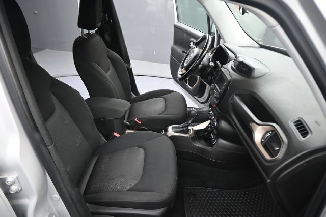 Used 2017 Jeep Renegade Latitude w/ Cold Weather Group AWD/4WD image 14