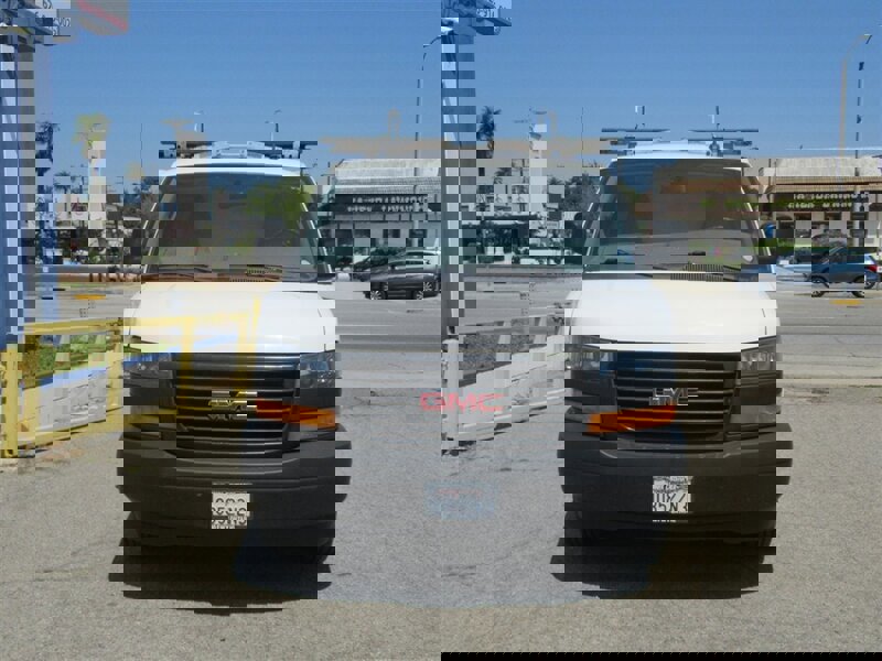 Used 2022 GMC Savana 2500 w/ Driver Convenience Package image 5