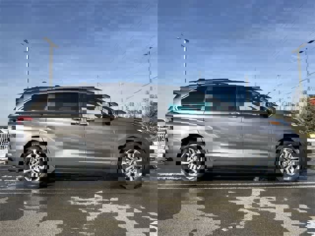 Used 2022 Toyota Sienna XSE image 3