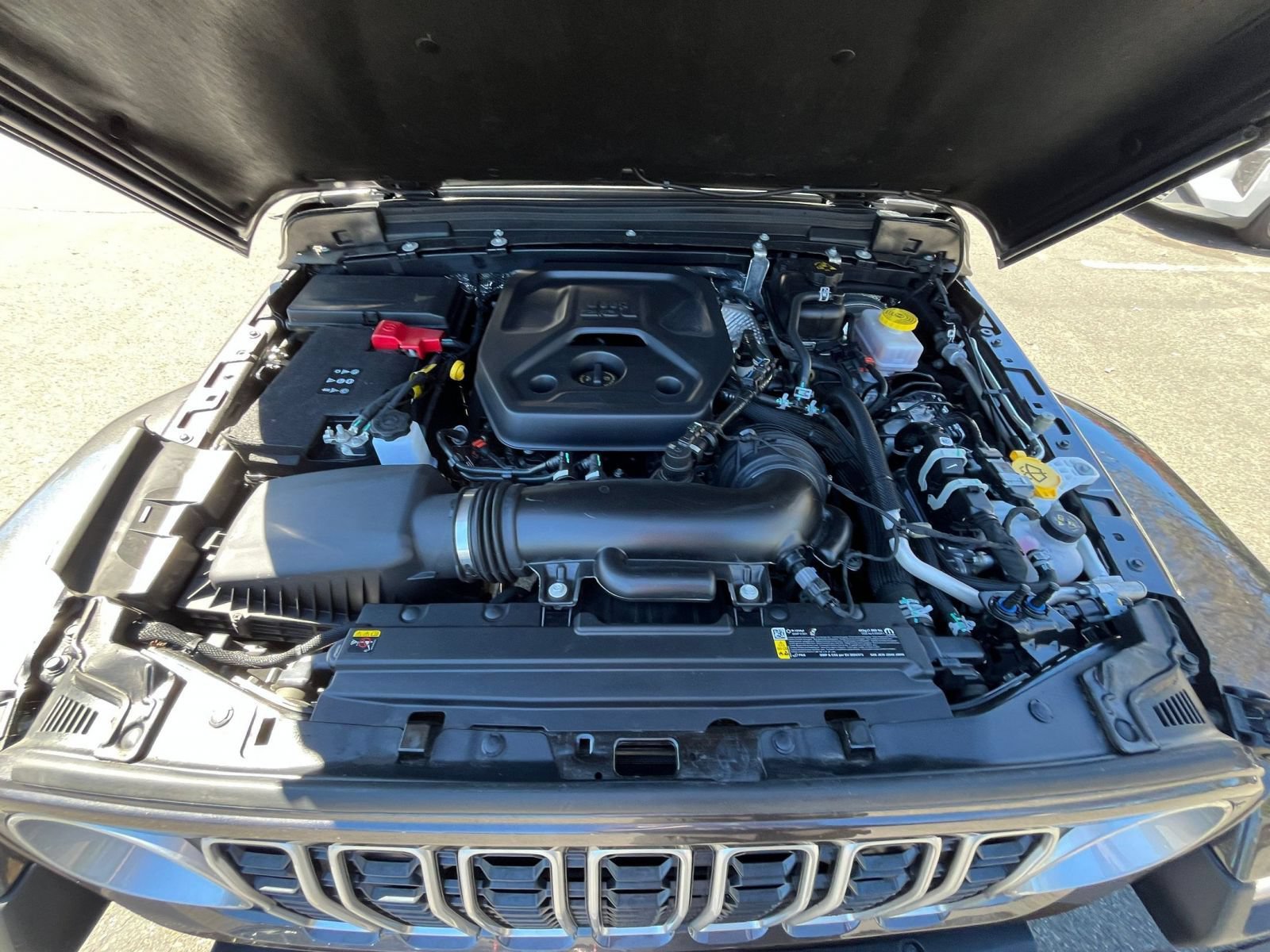 Used 2025 Jeep Wrangler Unlimited Sahara AWD/4WD image 32