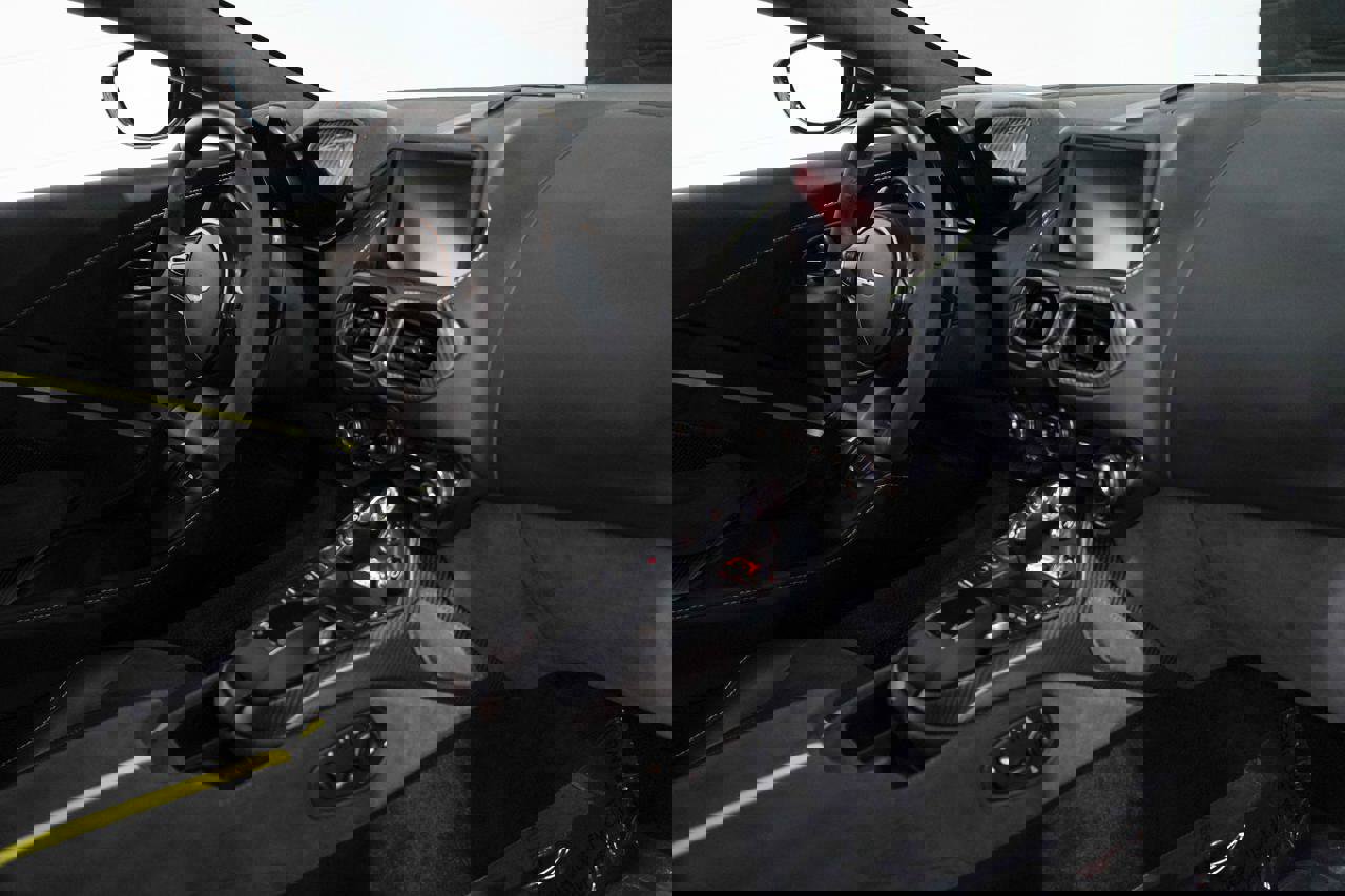 Used 2023 Aston Martin V8 Vantage Coupe image 18