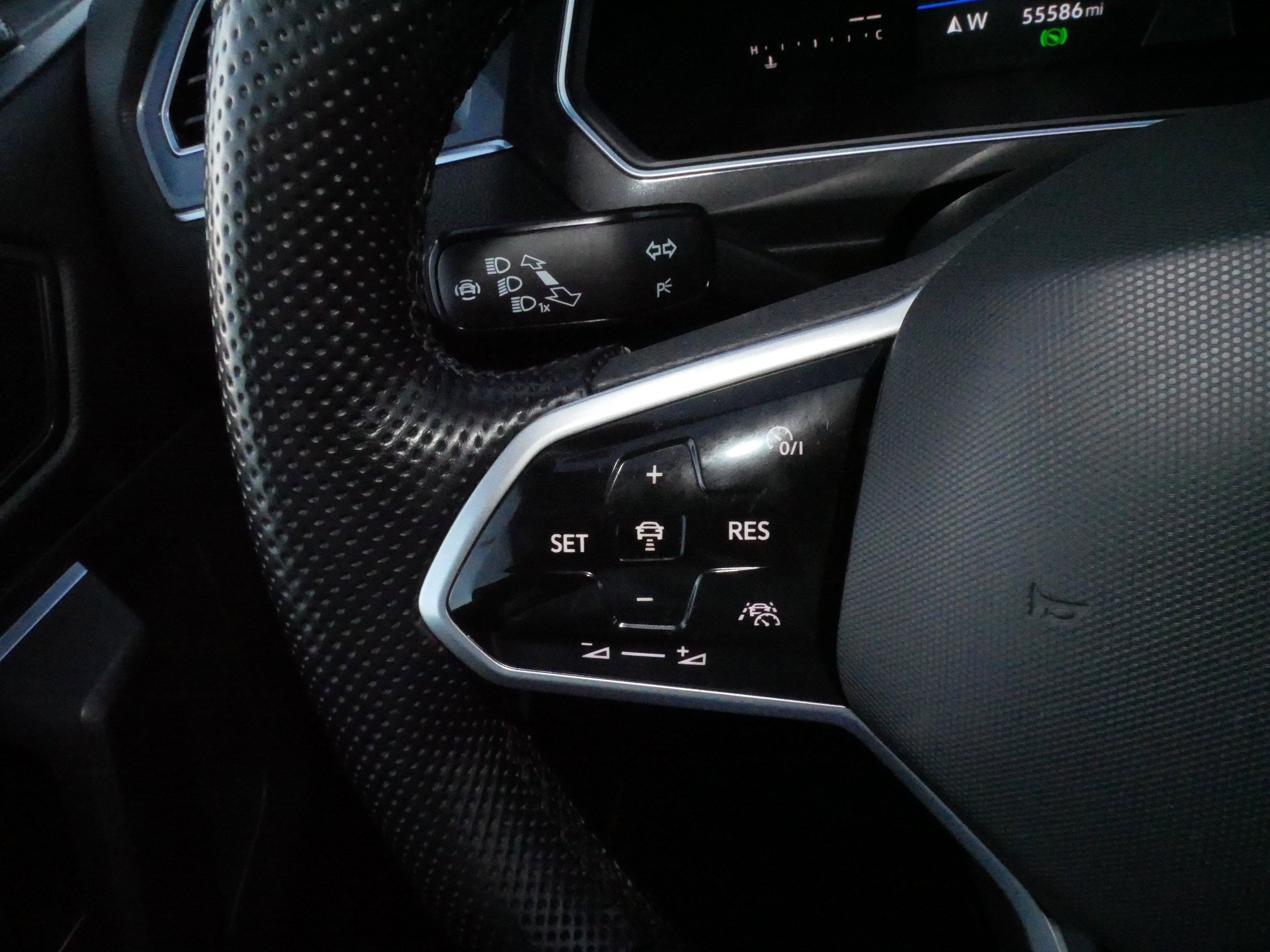 Certified 2022 Volkswagen Tiguan SE R-Line image 25