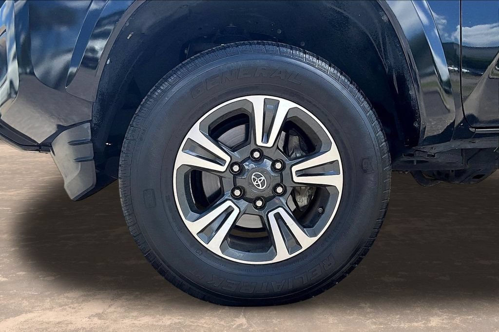 Used 2018 Toyota Tacoma TRD Sport w/ Technology Package AWD/4WD image 32