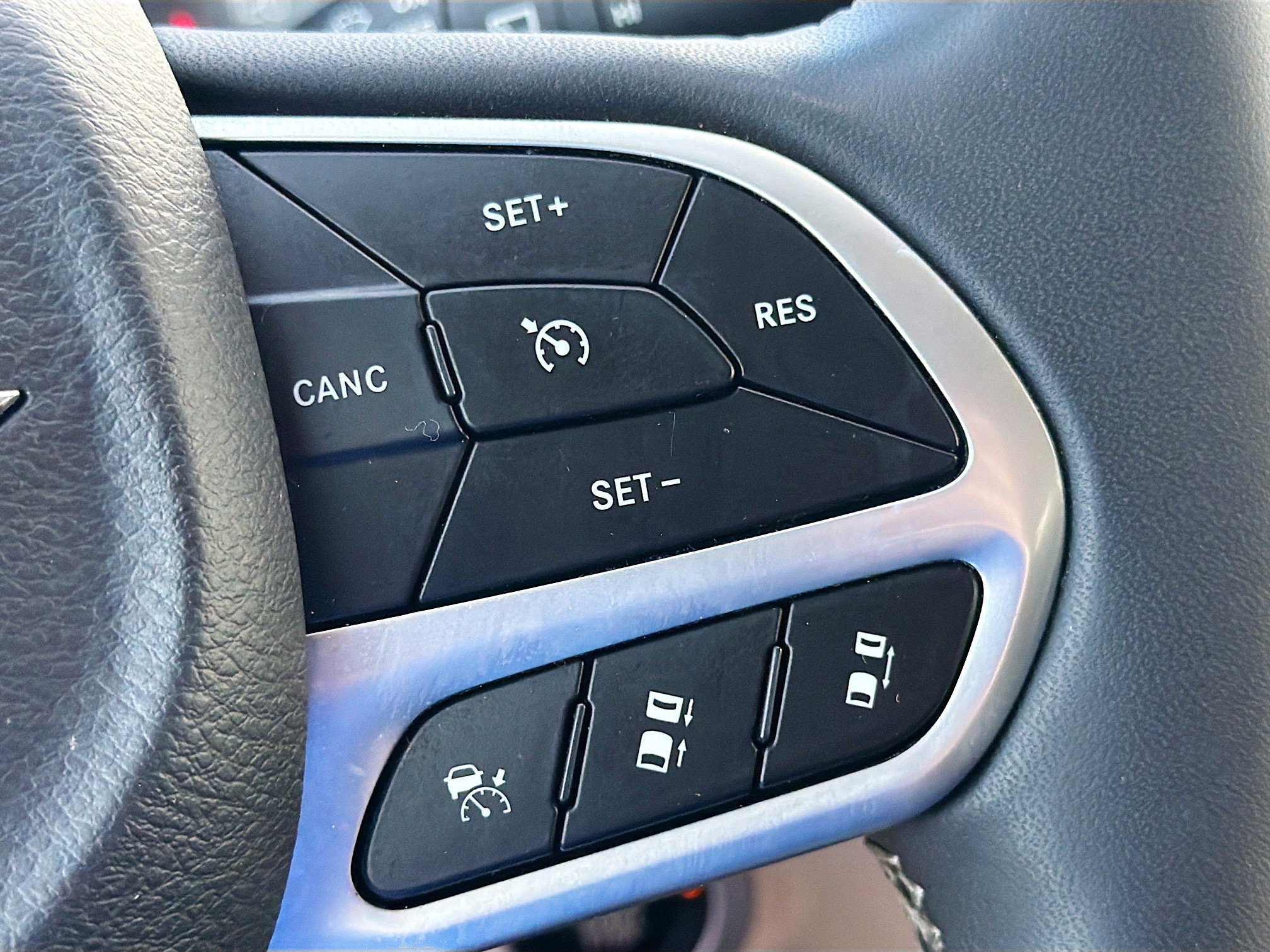 Used 2023 Chrysler Pacifica Touring-L image 37