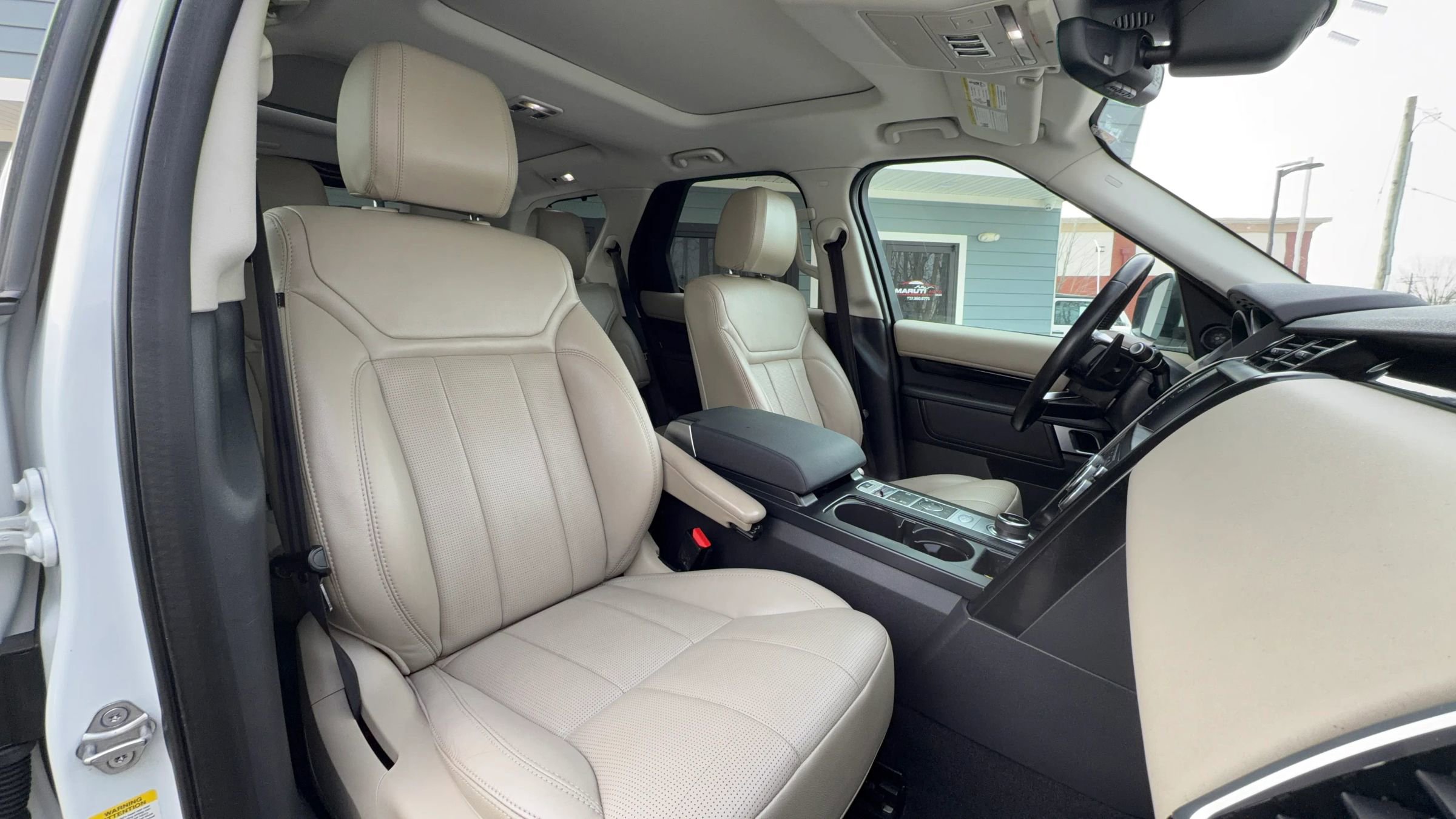 Used 2017 Land Rover Discovery SE image 25