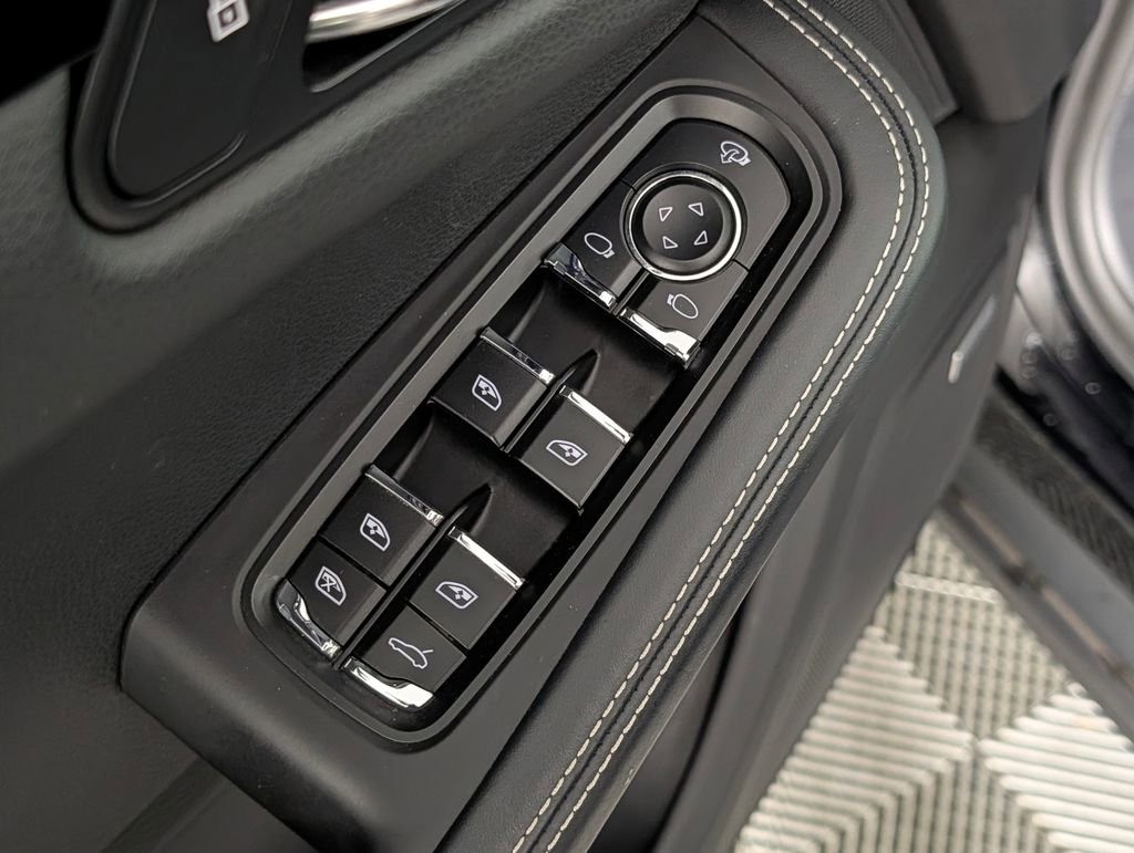 Certified 2023 Porsche Macan S image 27