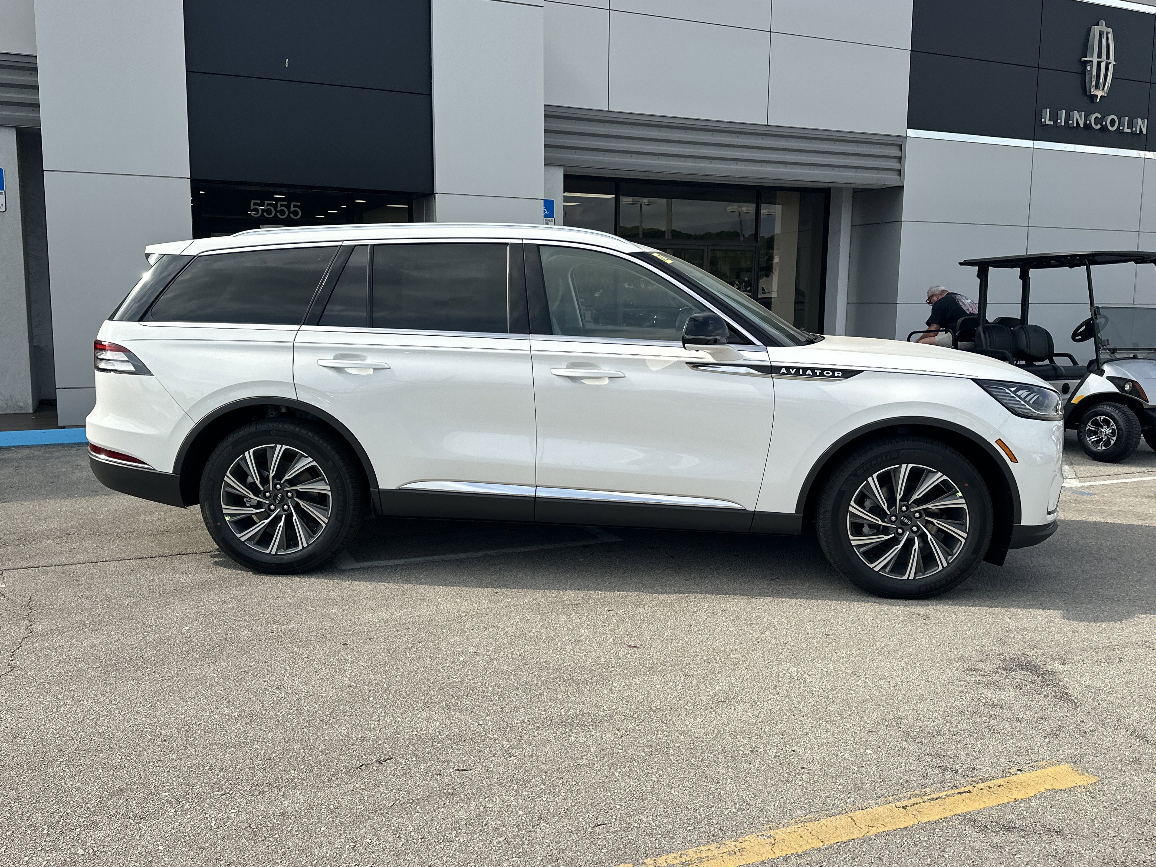 New 2026 Lincoln Aviator 2WD image 5