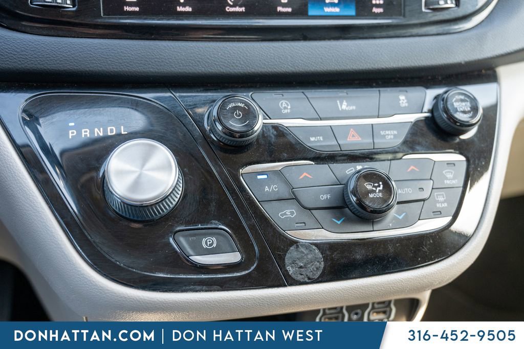 Used 2022 Chrysler Pacifica Touring-L image 10