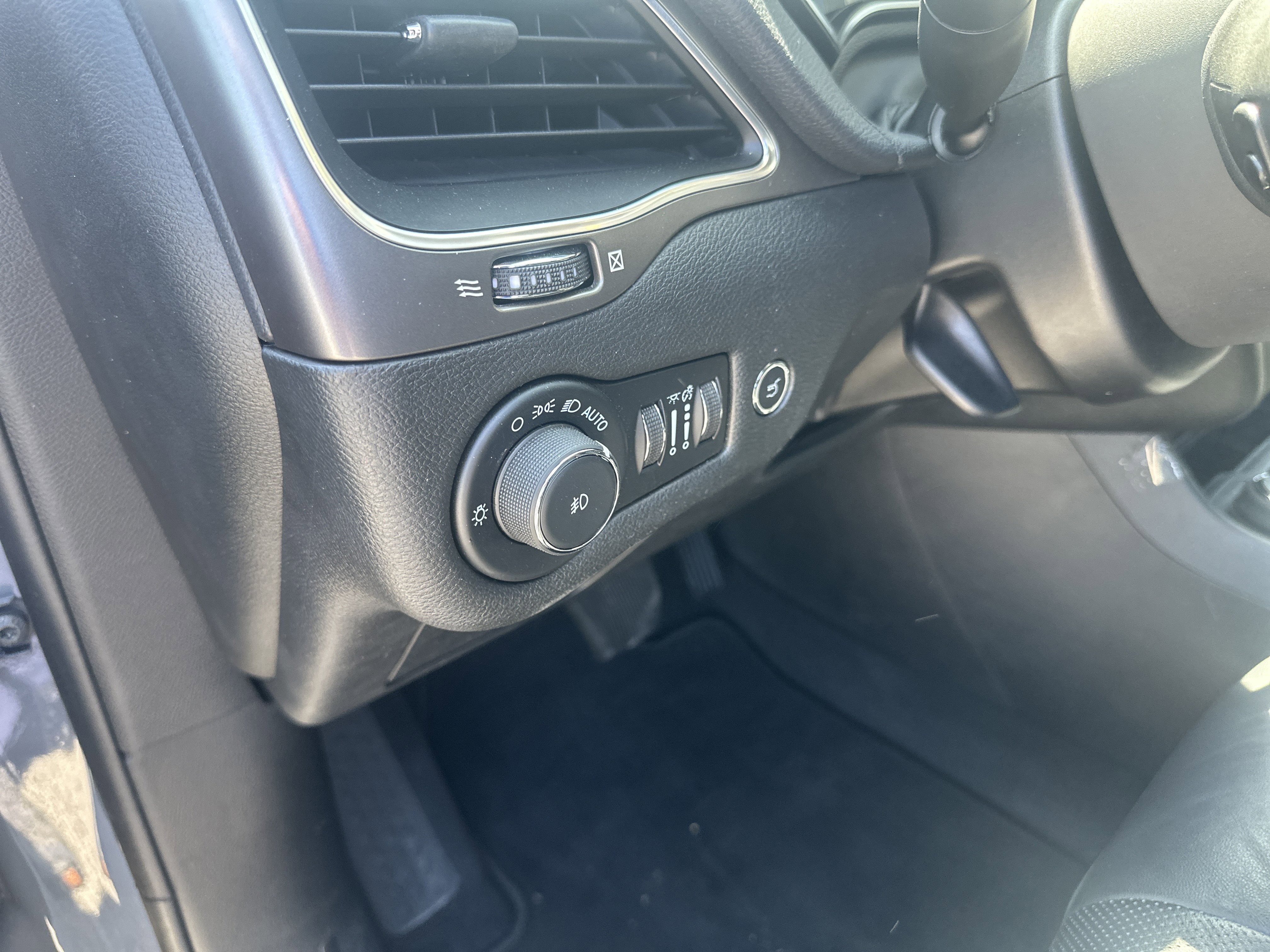 Used 2021 Jeep Cherokee Latitude Lux w/ Comfort/Convenience Group AWD/4WD image 33