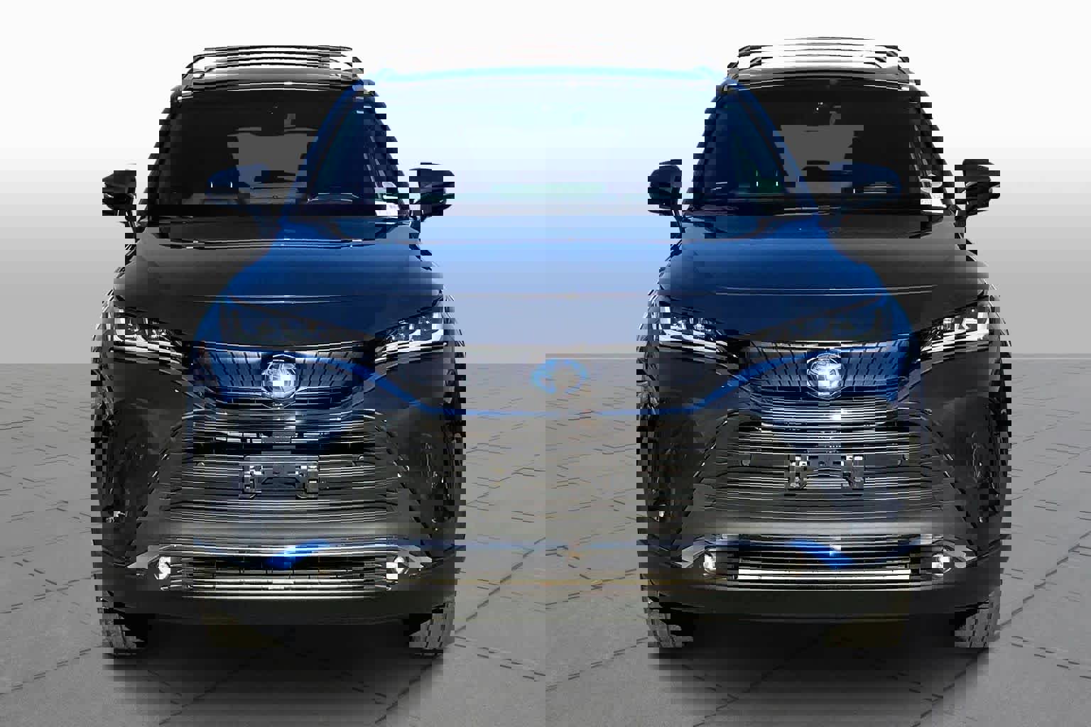 Used 2023 Toyota Venza XLE image 3