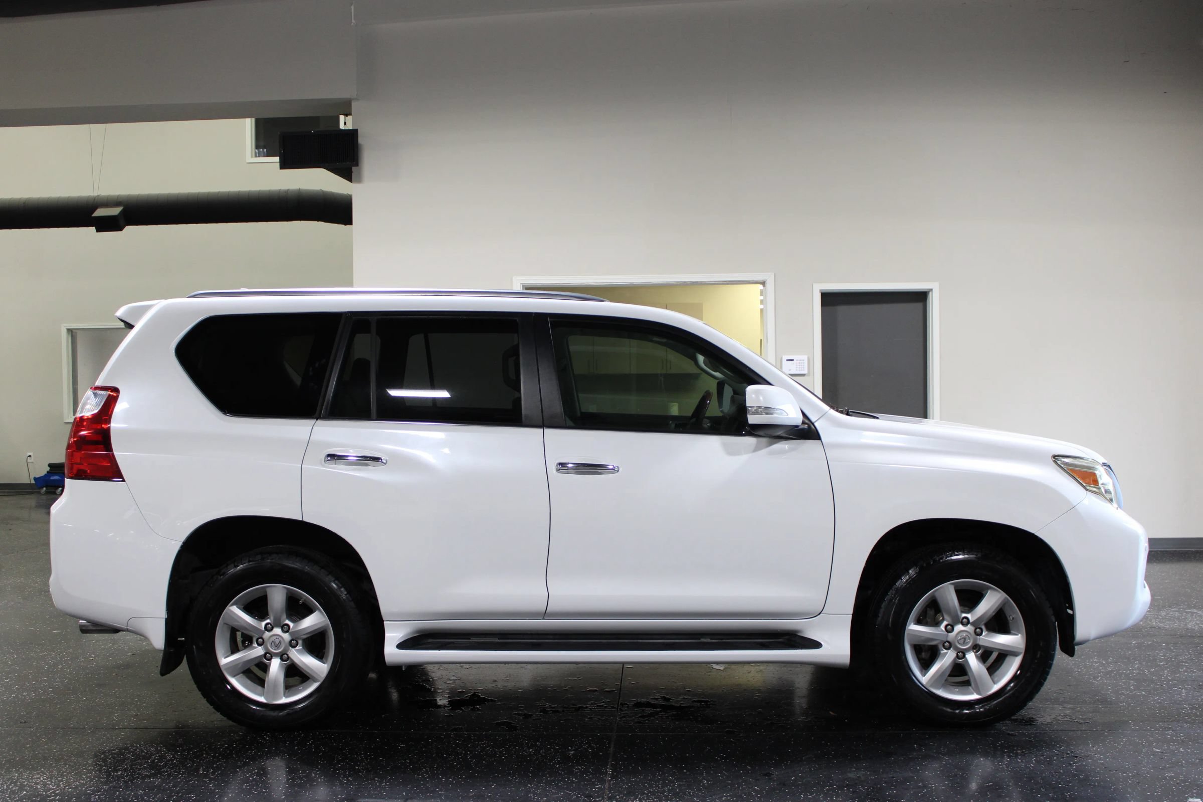Used 2011 Lexus GX 460 w/ Comfort Plus Pkg AWD/4WD image 2