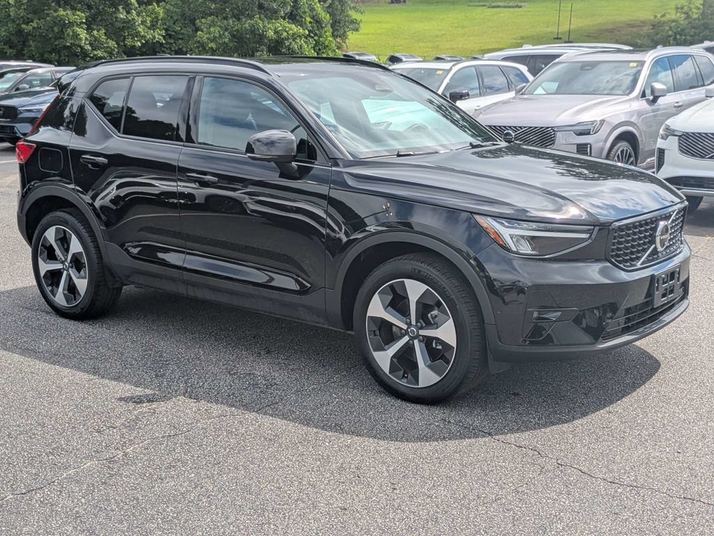 Certified 2025 Volvo XC40 B5 Plus AWD/4WD image 8