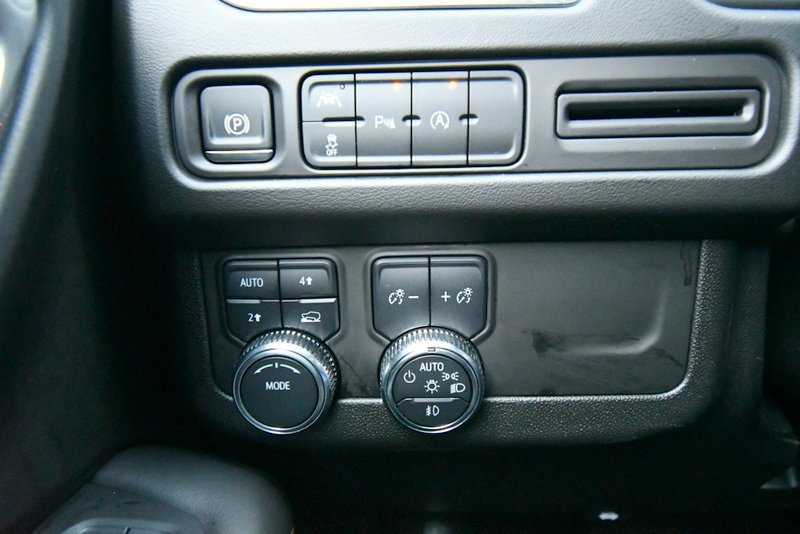 Used 2024 GMC Yukon SLT AWD/4WD image 18
