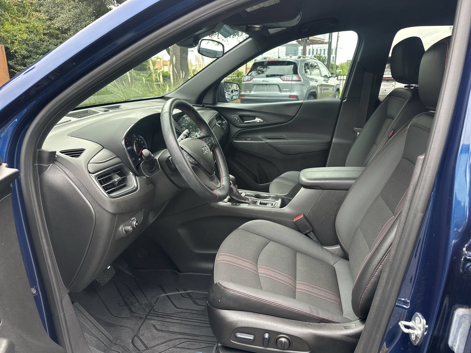 Used 2023 Chevrolet Equinox RS FWD image 16