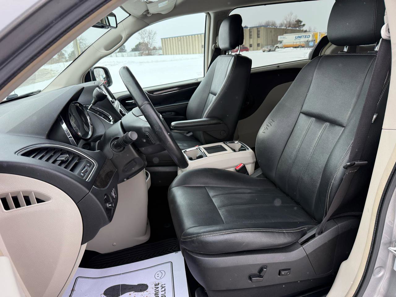 Used 2015 Chrysler Town & Country Touring w/ Driver Convenience Group image 17