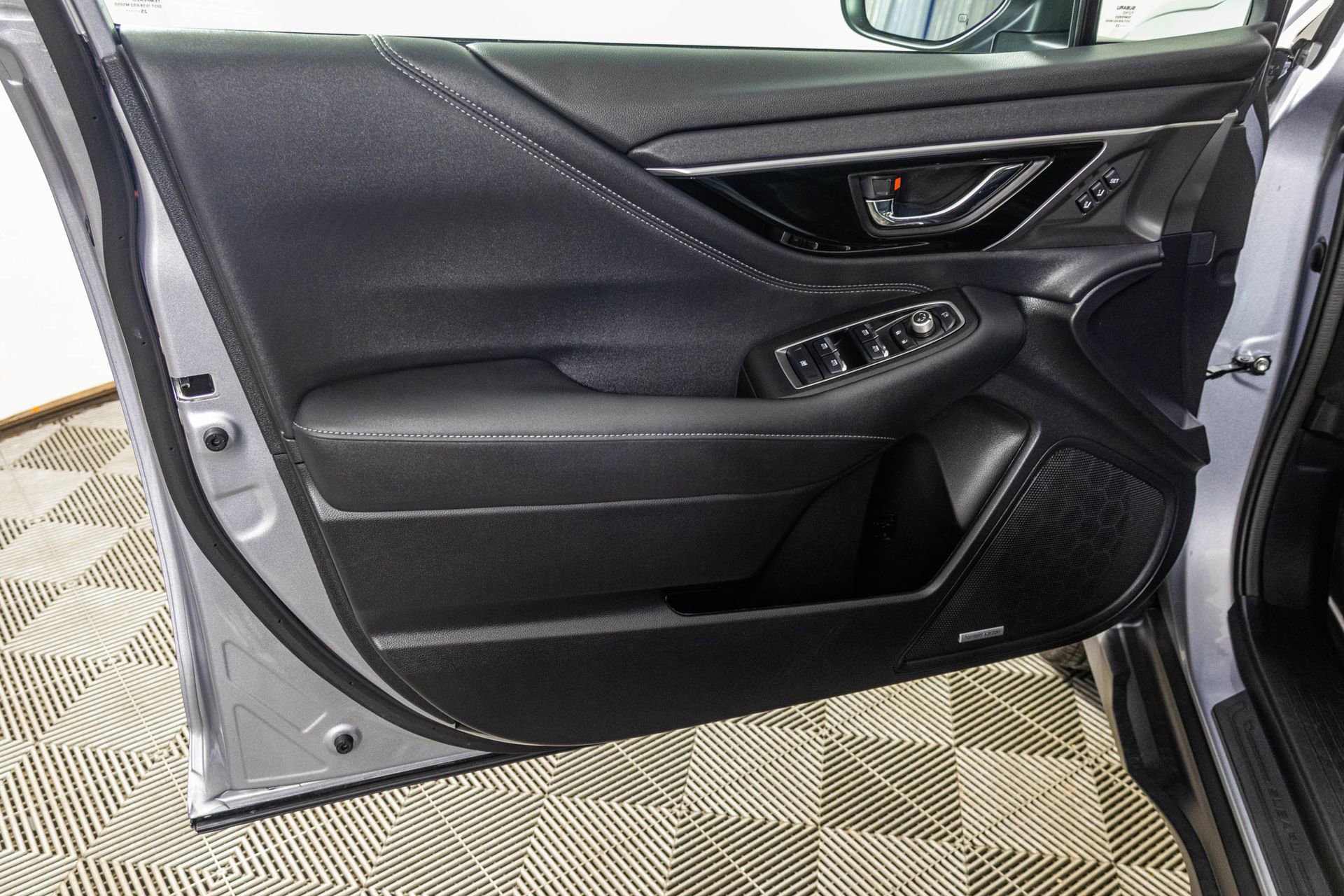 Used 2025 Subaru Outback Touring XT AWD/4WD image 38