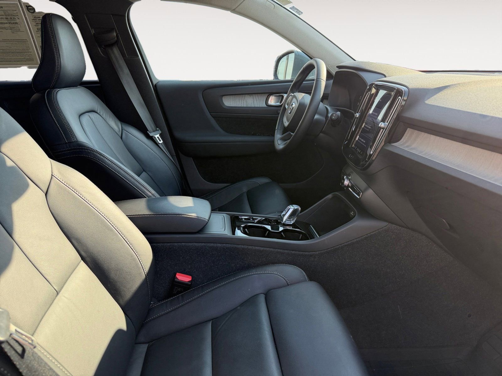 Used 2024 Volvo XC40 B5 Ultimate w/ Protection Package Premier image 15