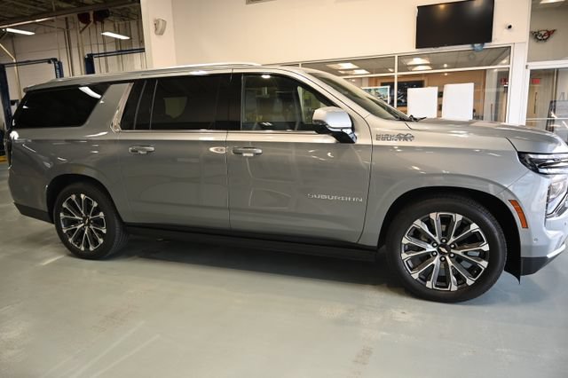 Used 2025 Chevrolet Suburban High Country AWD/4WD image 4