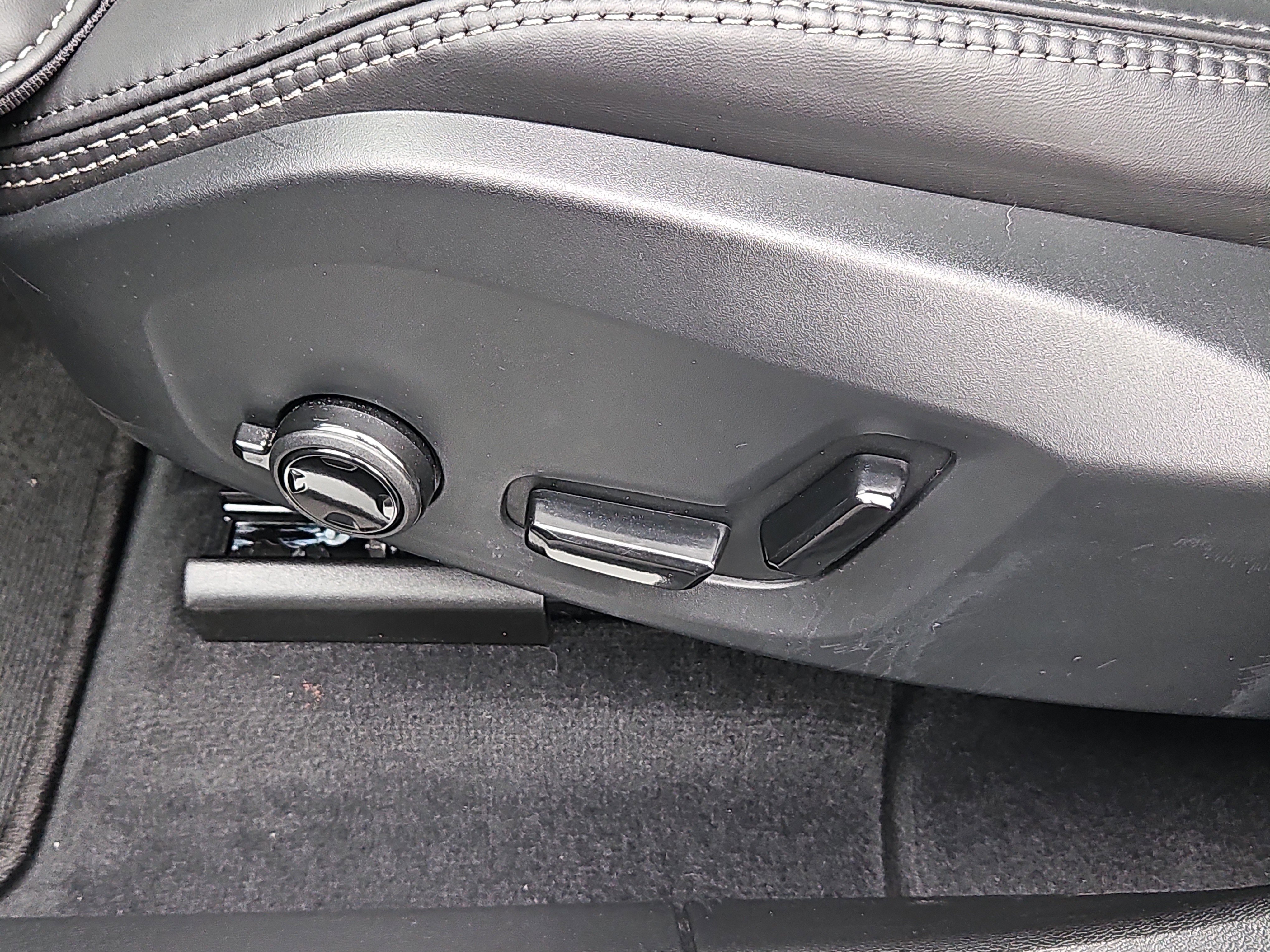 Used 2025 Volvo XC60 B5 Ultra image 18