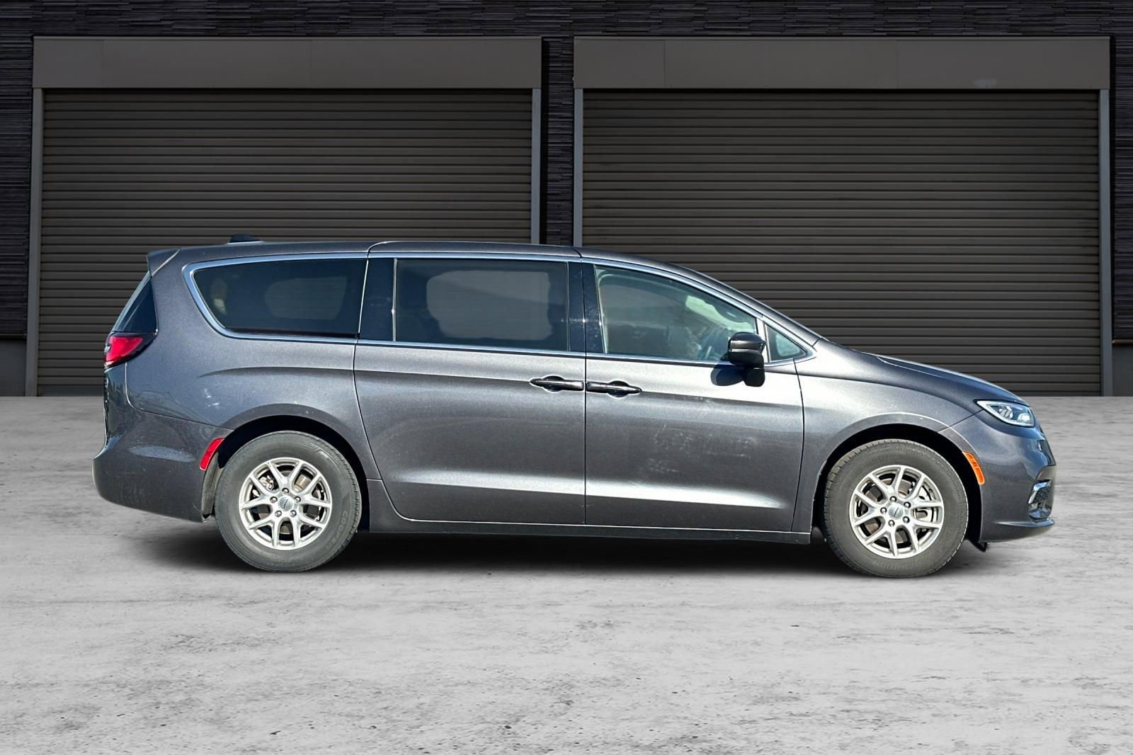 Used 2023 Chrysler Pacifica Touring-L image 3