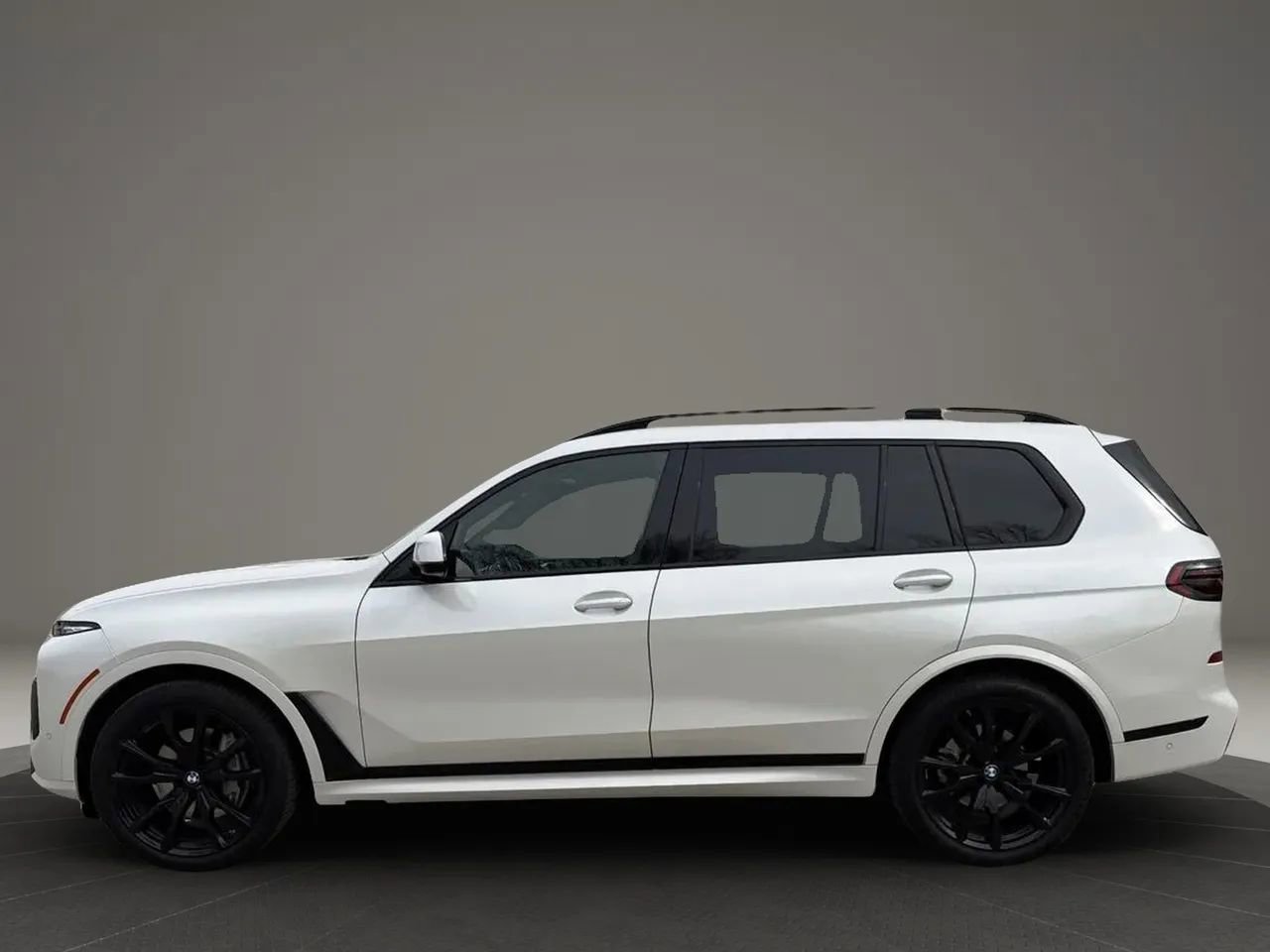 Used 2023 BMW X7 xDrive40i w/ M Sport Package image 2