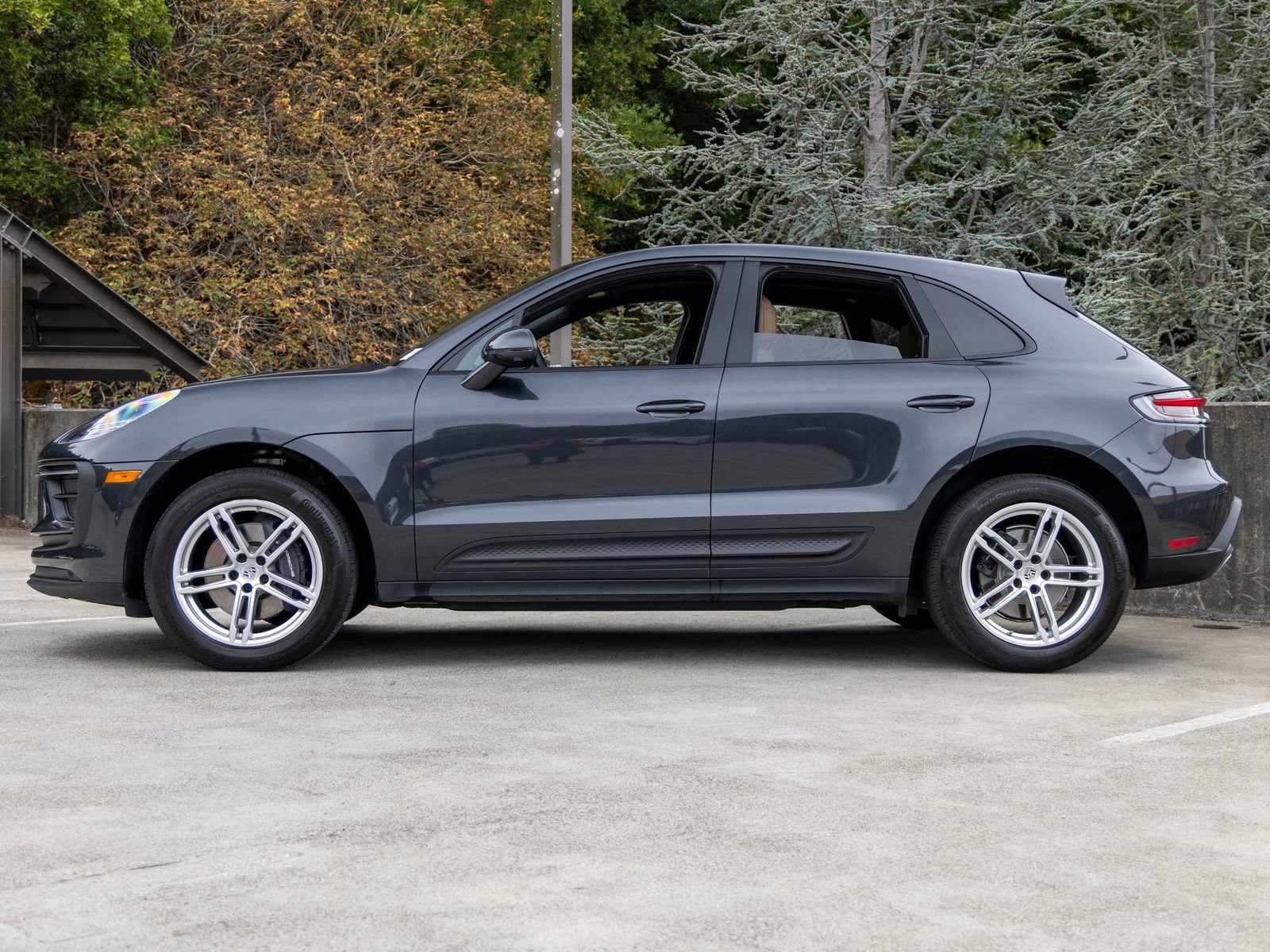 Certified 2023 Porsche Macan AWD/4WD image 2